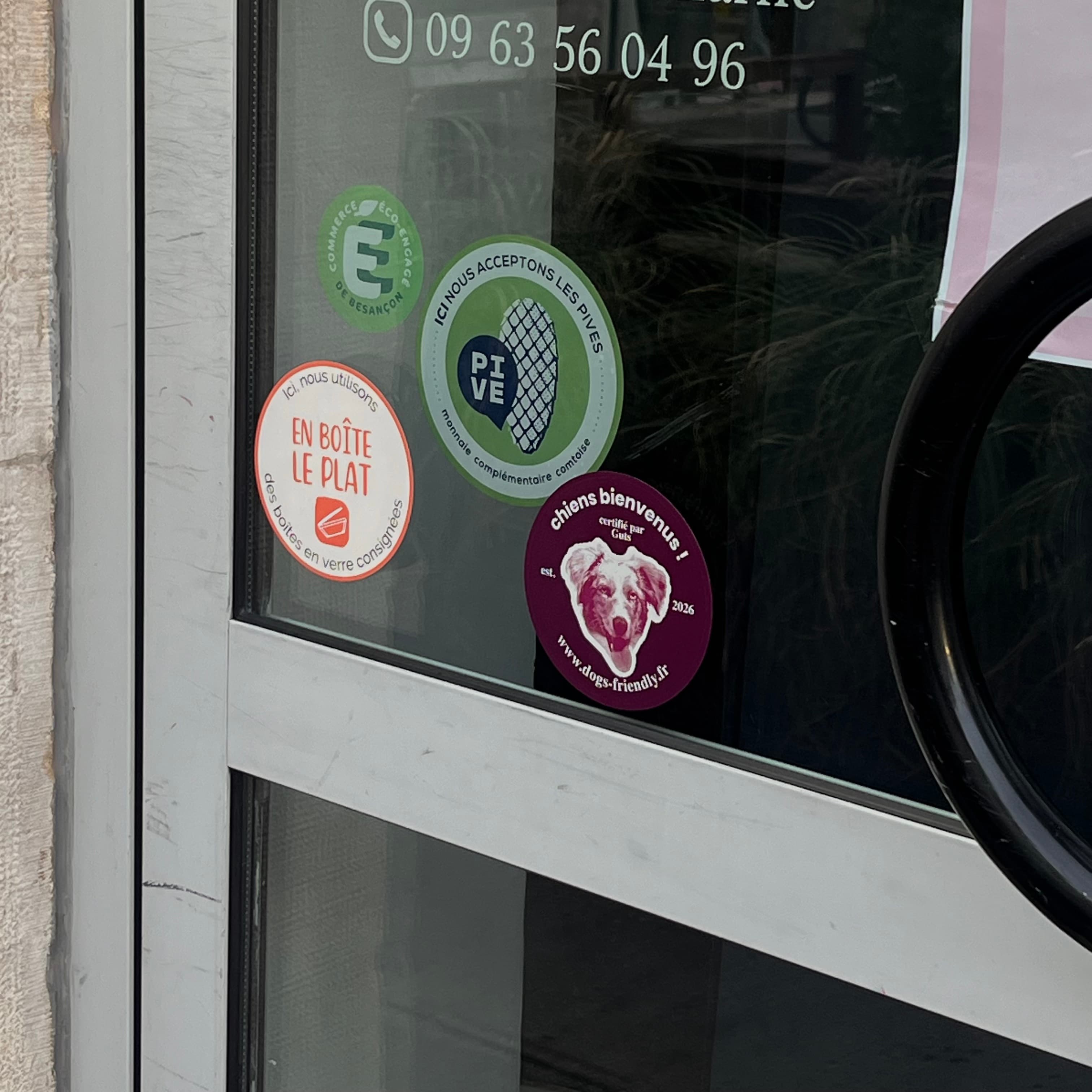 Stickers dogs-friendly sur la vitrine d'un café